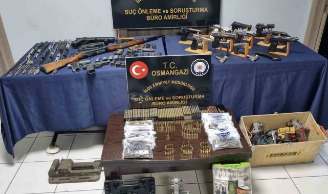 Bursa'da polis ekiplerince baskın atılan ev silah atölyesi çıktı