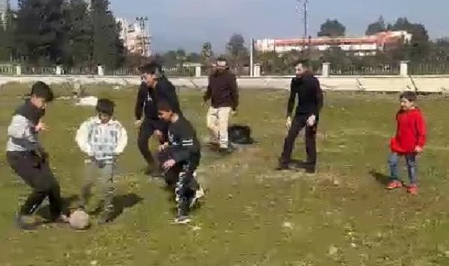 Bursa'dan gönüllü gittikleri Hatay'da depremzede çocuklarla futbol maçı yaptılar