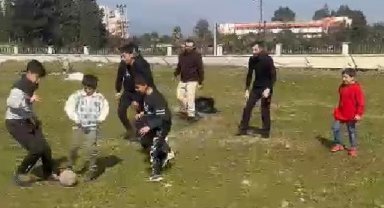 Bursa'dan gönüllü gittikleri Hatay'da depremzede çocuklarla futbol maçı yaptılar