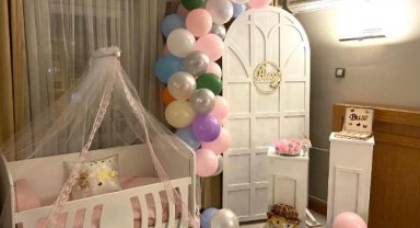 Buse'yi kucağına alan depremzede anneye bebek odası sürprizi