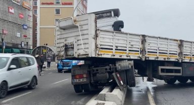 Büyükçekmece'de TIR yolcu minibüsüne çarptı