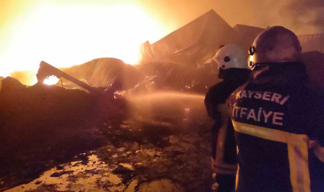 Büyükşehir İtfaiyesi İskenderun Limanı'nda yangınla mücadele ediyor