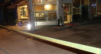 Caddedeki silahlı kavgada, börekçi ile müşterisi yaralandı