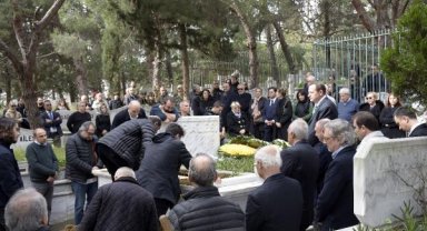 Can Paker'in oğlu, mezarı başında babası için yazılan şarkıyı dinletti