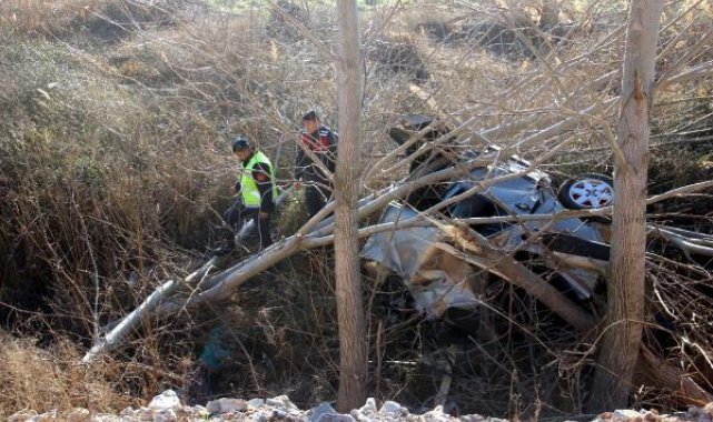 Çanakkale'de otomobil, dere yatağına devrildi: 2 ölü