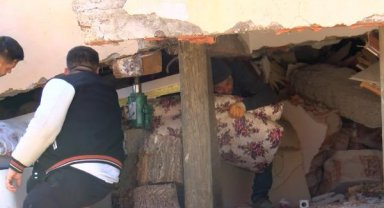 Canları pahasına enkaza giriyorlar