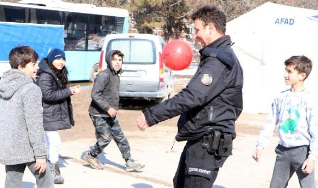 Çevik kuvvet polisleri depremzede çocuklarla futbol oynadı