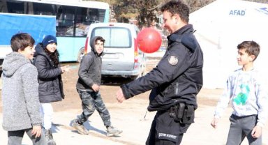 Çevik kuvvet polisleri depremzede çocuklarla futbol oynadı