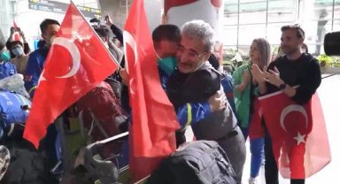 Çin'e dönen kurtarma ekibi, alkışlar ve Türk bayraklarıyla karşılandı