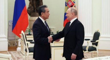 Çinli üst düzey yetkili Wang Yi, Putin ile görüştü