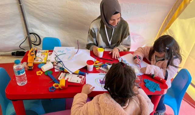 Çocuklar oyunlarla depremin acısını unutmaya çalışıyor