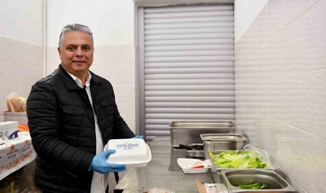 Çocukların bir öğün yemeği Muratpaşa'dan
