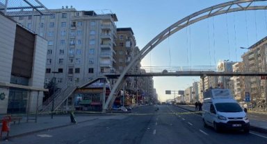 Çökme tehlikesi olan bina nedeniyle Diyarbakır- Şanlıurfa kara yolu kapatıldı