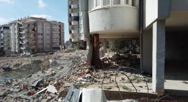 Çökmek üzere olan binanın kolonuna kütüklü destek 