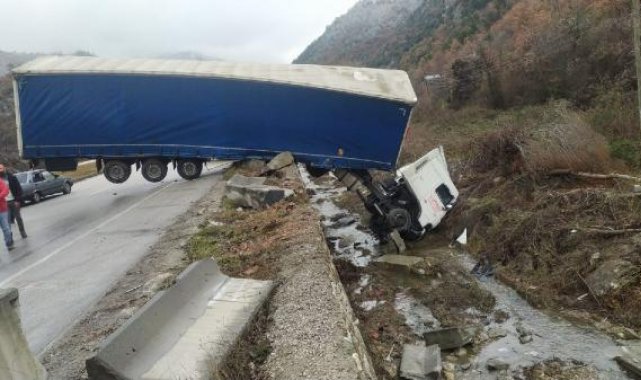 Çorum'da TIR, beton bariyere çarptı; şoför yaralı