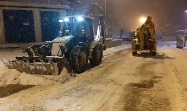 Çukurca'da kar küreme ve tuzlama çalışması