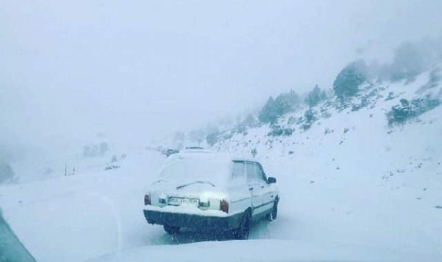 Davraz Kayak Merkezinde kardan yollar kapandı, uzun araç kuyruğu oluştu