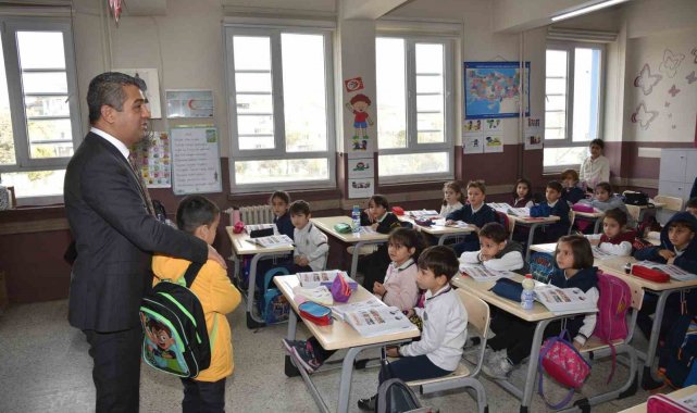 Denizli'de 850 depremzede öğrenci yeni arkadaşlarıyla ilk derslerine katıldı