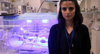 Deprem anında kuvözleri tutan Gazel hemşire: Bebekler yardım isteyemez