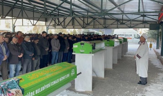 Deprem bölgelerinde hayatını kaybeden 8 kişi Niğde'de toprağa verildi