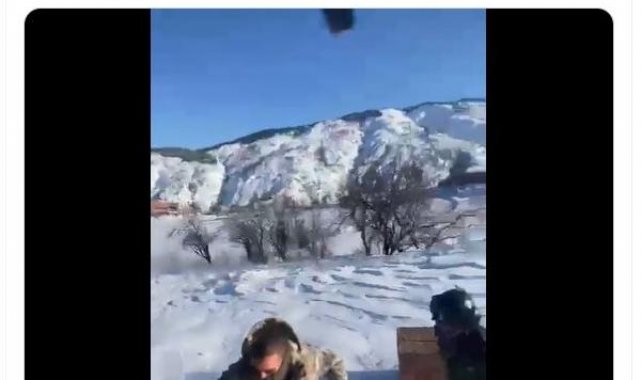 Deprem bölgesinde köylere helikopterle yardım malzemesi