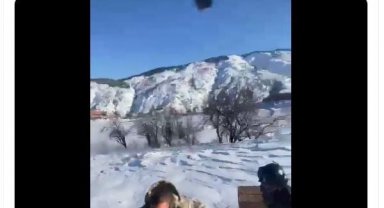 Deprem bölgesinde köylere helikopterle yardım malzemesi