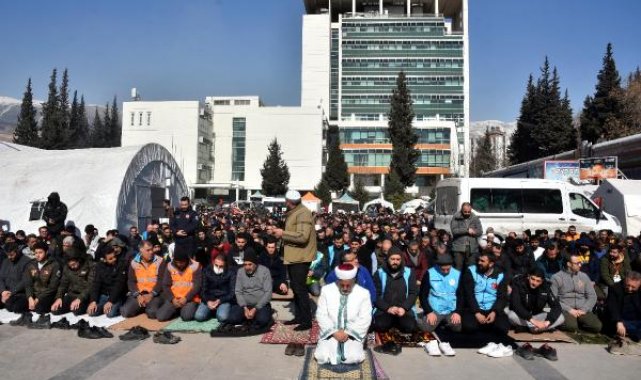 Deprem bölgesinde vatandaşlar, cuma namazı için çadır mescitler ve çevresinde saf tuttu