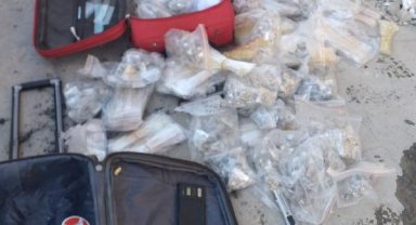Deprem bölgesinden 30 bin dolarlık gümüş çalan 3 şüpheli, polise yakalandı