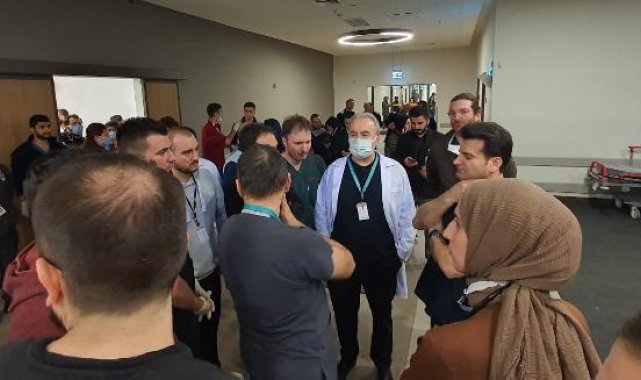 Deprem bölgesinden getirilen yaralılar Başakşehir Çam ve Sakura Şehir Hastanesi'ne sevk edildi