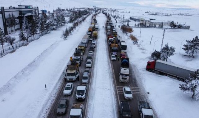 Deprem bölgesine giden araçlar kar nedeniyle 10 kilometrelik kuyruk oluşturdu; yol dronla görüntülendi