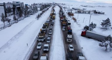 Deprem bölgesine giden araçlar kar nedeniyle 10 kilometrelik kuyruk oluşturdu; yol dronla görüntülendi