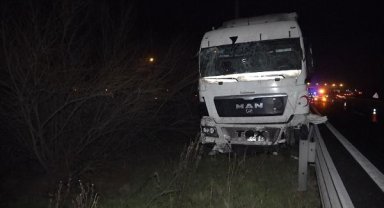 Deprem bölgesine giden TIR refüje çarptı, yardım malzemeleri yola saçıldı