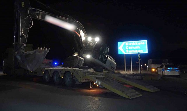 Deprem bölgesine giden tırın taşıdığı iş makinesi yola devrildi