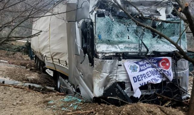 Deprem bölgesine yardım götüren TIR ağaçlara çarptı: 1 yaralı