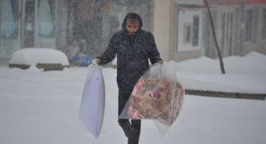 Deprem bölgesine yardım için kar kış dinlemediler