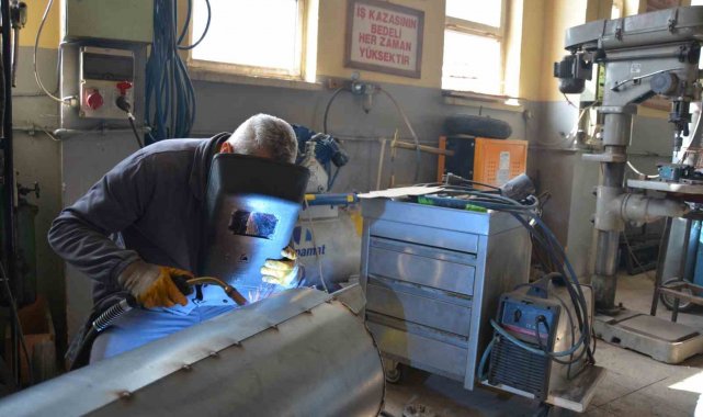 Deprem çadırlarına sobalar Metal'den, odunlar köylülerden