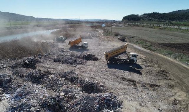 Deprem enkazı şehir dışına çıkarılıyor; jandarma başında nöbette