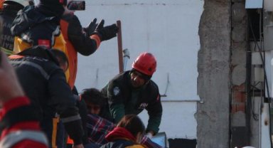 Deprem felaketinde 2'inci gün; enkaz başlarında umutlu bekleyiş