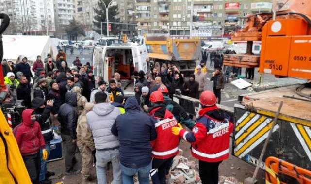 Deprem felaketinde 2'nci gün; enkaz başlarında umutlu bekleyiş