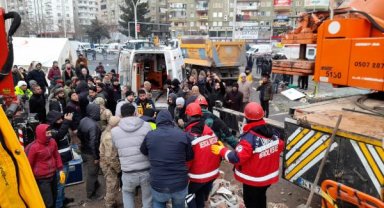 Deprem felaketinde 2'nci gün; enkaz başlarında umutlu bekleyiş