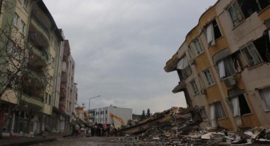 Deprem felaketinde 2'nci gün; enkaz başlarında umutlu bekleyiş