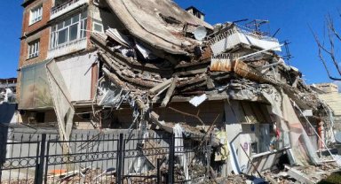 Deprem felaketinde 2'nci gün; enkaz başlarında umutlu bekleyiş