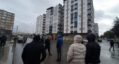 Deprem felaketinde 2'nci gün; enkaz başlarında umutlu bekleyiş