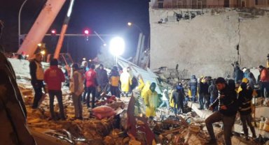 Deprem felaketinde 2'nci gün; enkaz başlarında umutlu bekleyiş