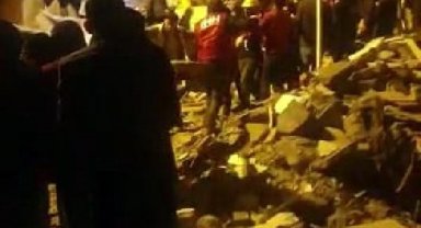 Deprem felaketinde 2'nci gün; enkaz başlarında umutlu bekleyiş