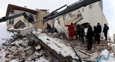 Deprem felaketinde 2'nci gün; enkaz başlarında umutlu bekleyiş