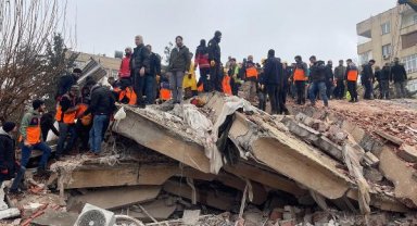 Deprem felaketinde 2'nci gün; enkaz başlarında umutlu bekleyiş