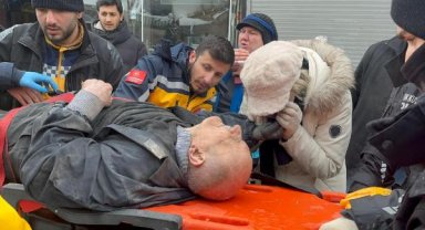 Deprem felaketinde 2'nci gün; enkaz başlarında umutlu bekleyiş