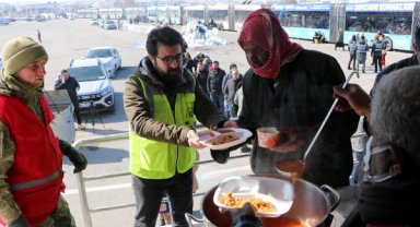Deprem nedeniyle ulaşımda devre dışı kalan trambüsler, konaklamada kullanılıyor