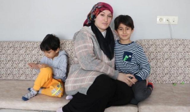 Deprem sırasında kapıları açılmayan aile, pencereden atlayarak kurtulmuş